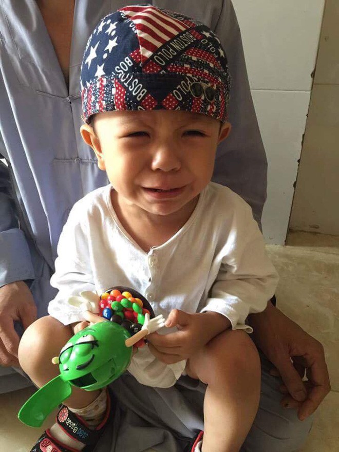 Xót cảnh bé trai 3 tuổi khóc ngất đòi mẹ sau khi bị mẹ bỏ rơi trước cổng chùa