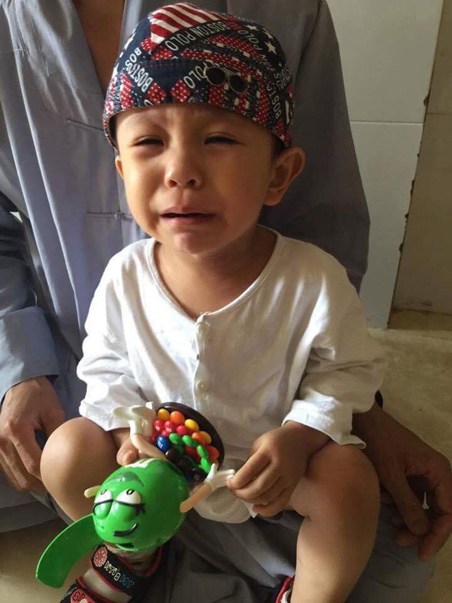 Xót cảnh bé trai 3 tuổi khóc ngất đòi mẹ sau khi bị mẹ bỏ rơi trước cổng chùa