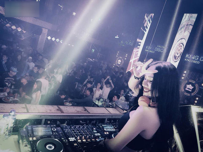 DJ hot nhất Hà Nội: Công việc này khó tránh sàm sỡ, gạ tình lắm. Em bị hôn trộm mấy lần! DJ hot nhất Hà Nội: Công việc này khó tránh sàm sỡ, gạ tình lắm. Em bị hôn trộm mấy lần!