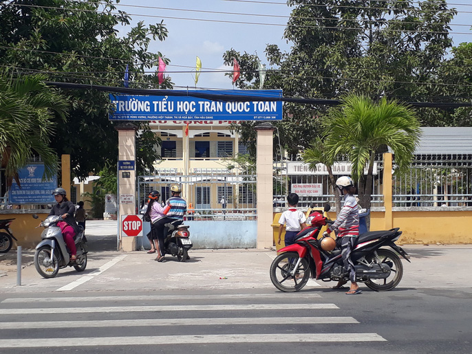 Lùm xùm chuyện cô giáo mắng HS là đồ quỷ, thầy giáo choàng vai nữ sinh