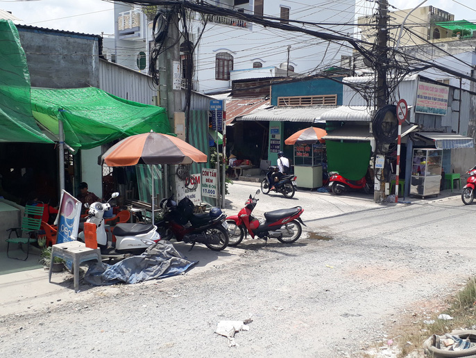 Lùm xùm chuyện cô giáo mắng HS là đồ quỷ, thầy giáo choàng vai nữ sinh