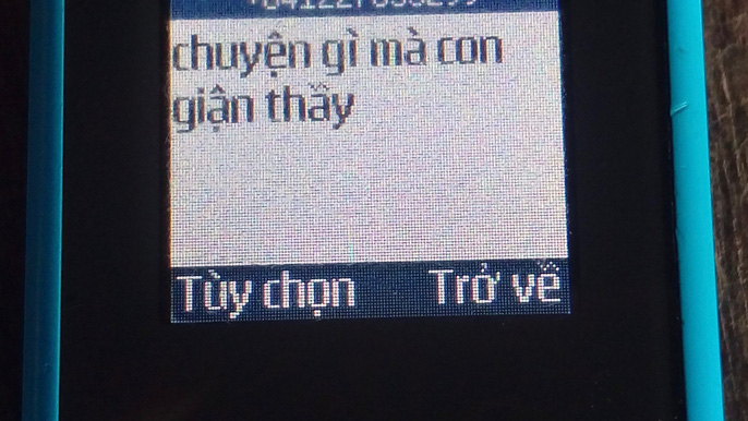 Lùm xùm chuyện cô giáo mắng HS là đồ quỷ, thầy giáo choàng vai nữ sinh