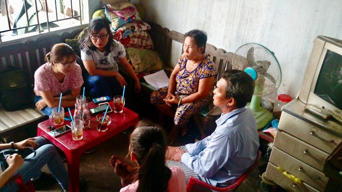 Lùm xùm chuyện cô giáo mắng HS là đồ quỷ, thầy giáo choàng vai nữ sinh