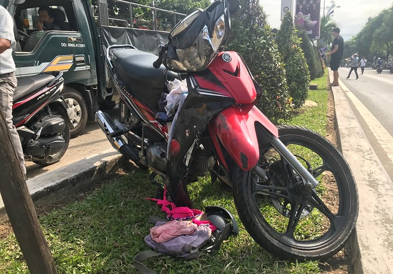 Đôi nam nữ trẻ bị xe ben cuốn vào gầm