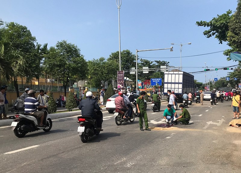 Đôi nam nữ trẻ bị xe ben cuốn vào gầm