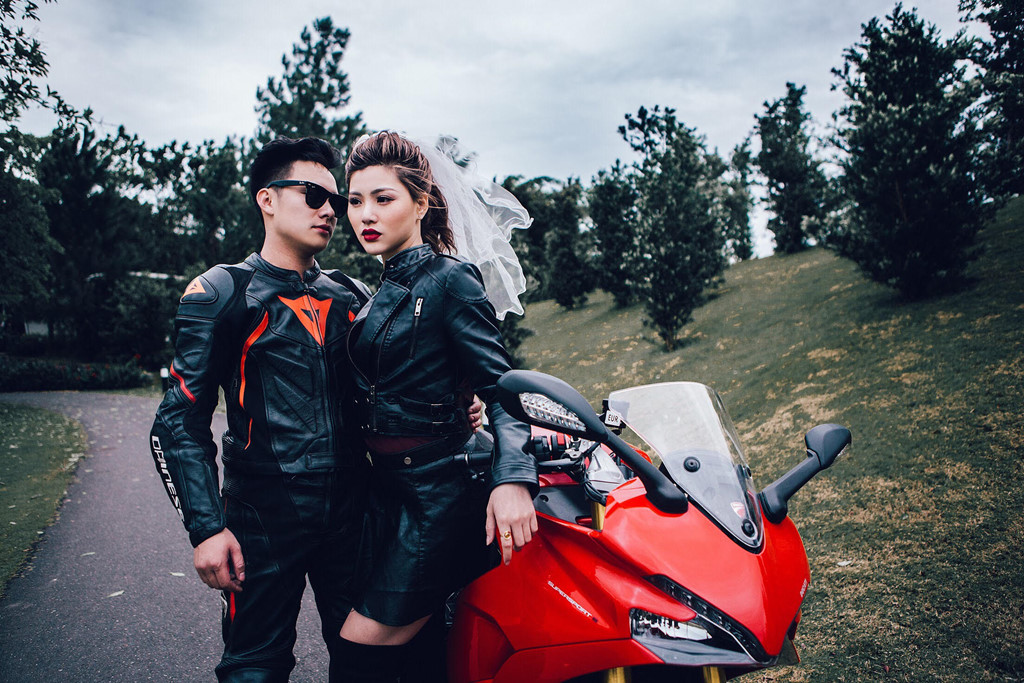 Ảnh cưới với xe phân khối lớn của đôi chị ơi, anh yêu em