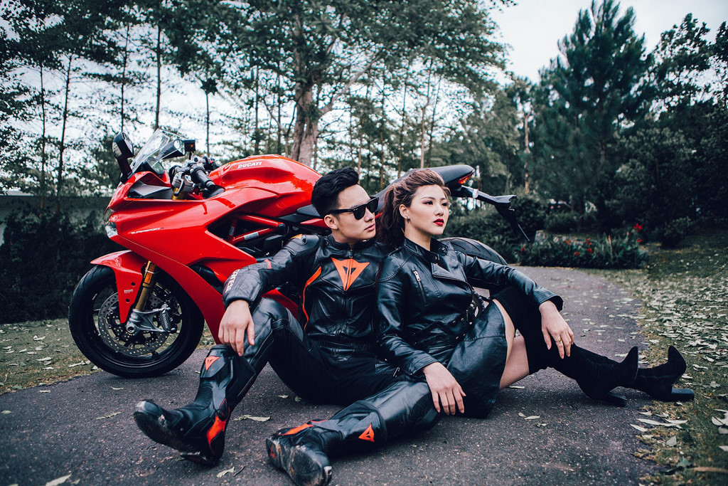 Ảnh cưới với xe phân khối lớn của đôi chị ơi, anh yêu em