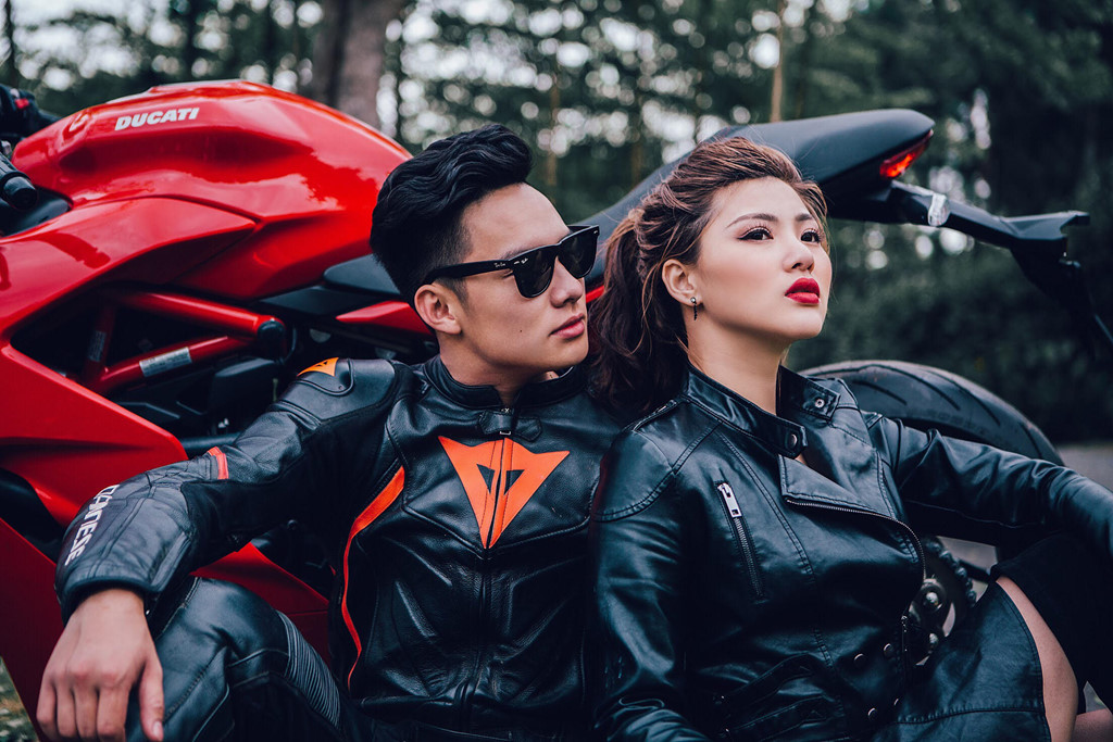 Ảnh cưới với xe phân khối lớn của đôi chị ơi, anh yêu em