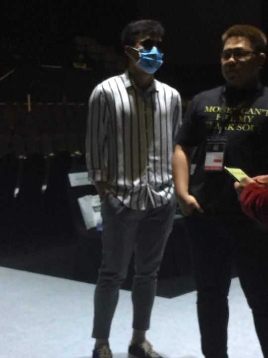 Lộ ảnh thủ môn Bùi Tiến Dũng đứng trên sàn runway, rất có thể đây sẽ là lần đầu diễn thời trang của anh chàng?