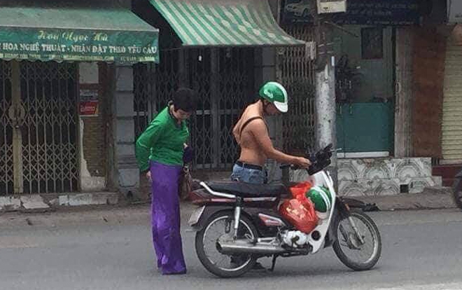 Câu chuyện tài xế Grab Bike cởi áo cho khách mặc khiến ta thấy đời thật dễ thương Câu chuyện tài xế Grab Bike cởi áo cho khách mặc khiến ta thấy đời thật dễ thương