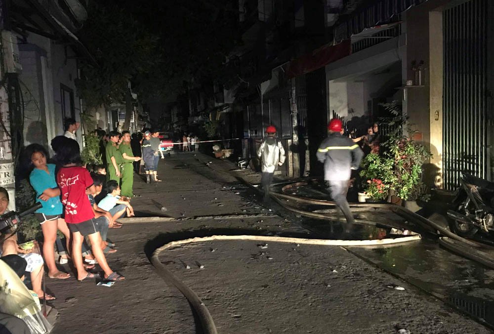 Cháy xưởng sản xuất đồ nhựa sát nhà dân ở Sài Gòn