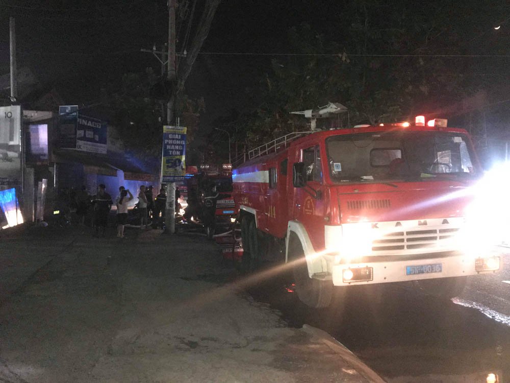 Cháy xưởng sản xuất đồ nhựa sát nhà dân ở Sài Gòn
