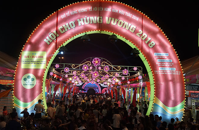 Pháo hoa rực sáng bầu trời đất Tổ, mở màn Lễ hội Đền Hùng