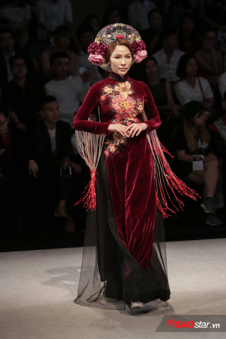 Tưởng ế show vì tăng cân không kiểm soát, Ngọc Trinh vẫn là vedette duyên dáng với tóc thề Tưởng ế show vì tăng cân không kiểm soát, Ngọc Trinh vẫn là vedette duyên dáng với tóc thề