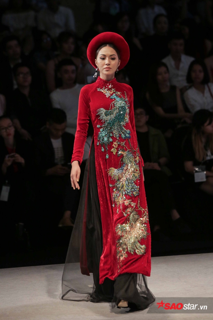 Tưởng ế show vì tăng cân không kiểm soát, Ngọc Trinh vẫn là vedette duyên dáng với tóc thề Tưởng ế show vì tăng cân không kiểm soát, Ngọc Trinh vẫn là vedette duyên dáng với tóc thề
