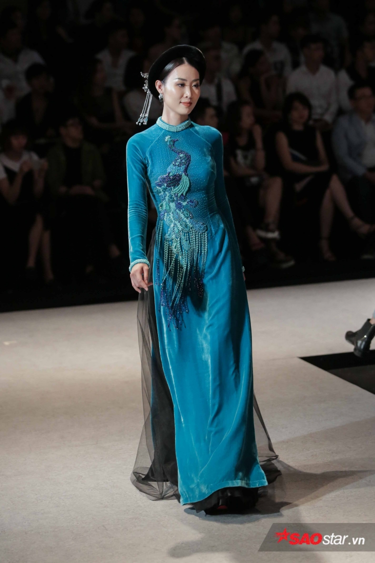 Tưởng ế show vì tăng cân không kiểm soát, Ngọc Trinh vẫn là vedette duyên dáng với tóc thề Tưởng ế show vì tăng cân không kiểm soát, Ngọc Trinh vẫn là vedette duyên dáng với tóc thề