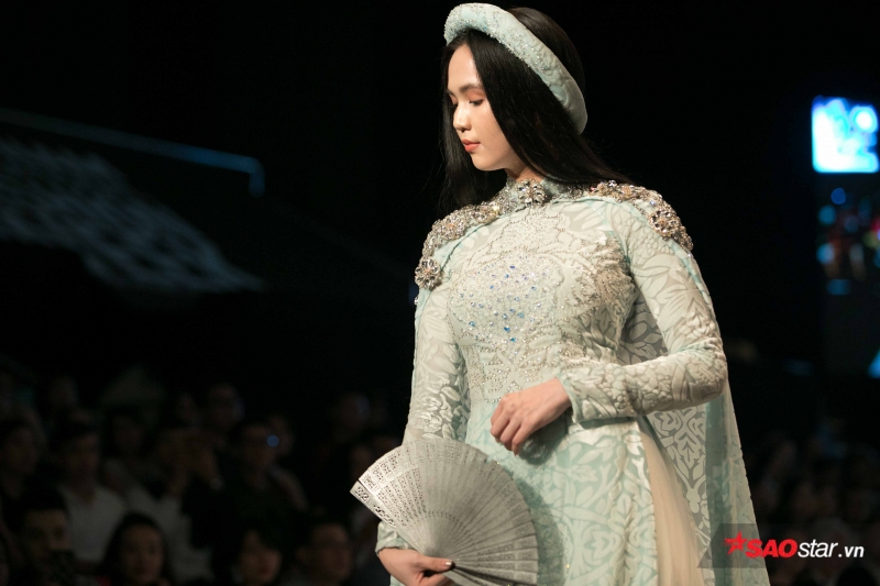 Tưởng ế show vì tăng cân không kiểm soát, Ngọc Trinh vẫn là vedette duyên dáng với tóc thề Tưởng ế show vì tăng cân không kiểm soát, Ngọc Trinh vẫn là vedette duyên dáng với tóc thề