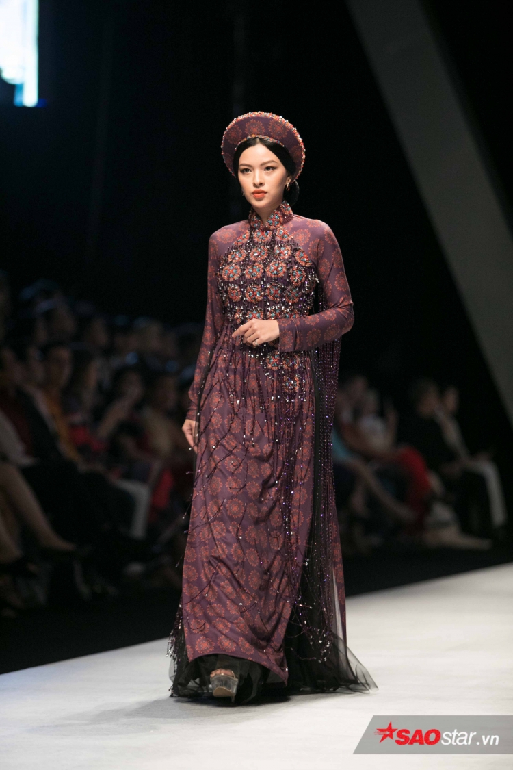 Tưởng ế show vì tăng cân không kiểm soát, Ngọc Trinh vẫn là vedette duyên dáng với tóc thề Tưởng ế show vì tăng cân không kiểm soát, Ngọc Trinh vẫn là vedette duyên dáng với tóc thề