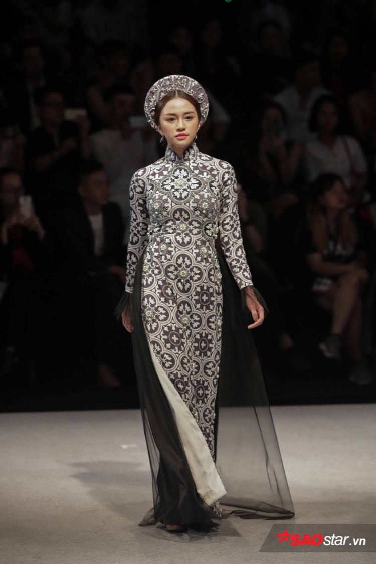 Tưởng ế show vì tăng cân không kiểm soát, Ngọc Trinh vẫn là vedette duyên dáng với tóc thề Tưởng ế show vì tăng cân không kiểm soát, Ngọc Trinh vẫn là vedette duyên dáng với tóc thề