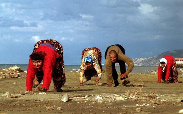 Bí ẩn đằng sau gia đình đi bằng 4 chân, cả làng khiếp sợ vì nghĩ họ bị nguyền rủa