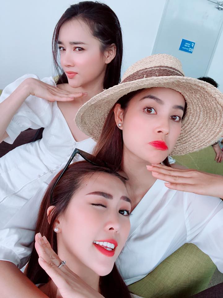 Mặc kệ ồn mới của Nam Em -Trường Giang: Nhã Phương vẫn nhắng nhít chụp hình cùng Phạm Hương Mặc kệ ồn mới của Nam Em -Trường Giang: Nhã Phương vẫn nhắng nhít chụp hình cùng Phạm Hương