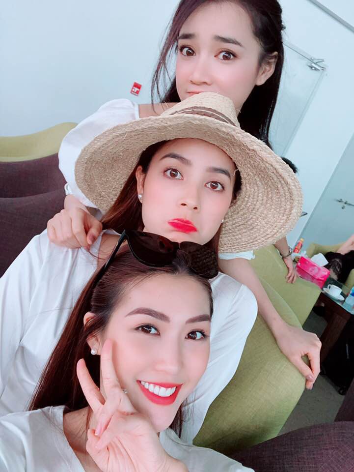 Mặc kệ ồn mới của Nam Em -Trường Giang: Nhã Phương vẫn nhắng nhít chụp hình cùng Phạm Hương