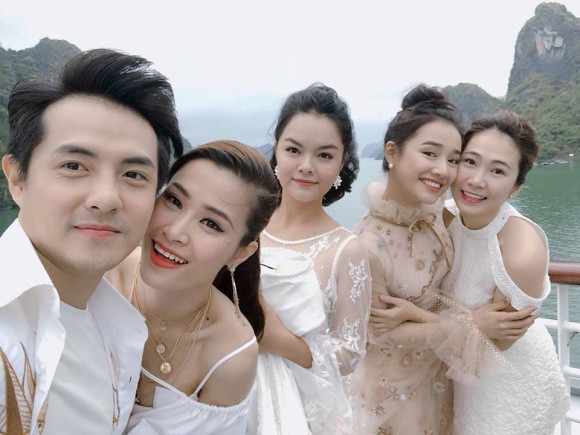 Mặc kệ ồn mới của Nam Em -Trường Giang: Nhã Phương vẫn nhắng nhít chụp hình cùng Phạm Hương Mặc kệ ồn mới của Nam Em -Trường Giang: Nhã Phương vẫn nhắng nhít chụp hình cùng Phạm Hương