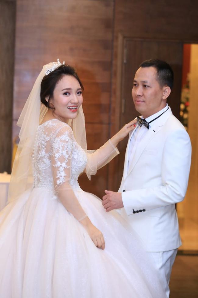 Nhật Thủy sinh con đầu lòng sau 5 tháng lấy chồng hơn 14 tuổi