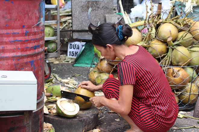 Nước sâm, nước mía lề đường hốt bạc ngày Sài Gòn nóng 36 độ C