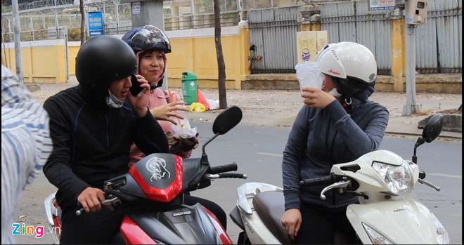 Nước sâm, nước mía lề đường hốt bạc ngày Sài Gòn nóng 36 độ C