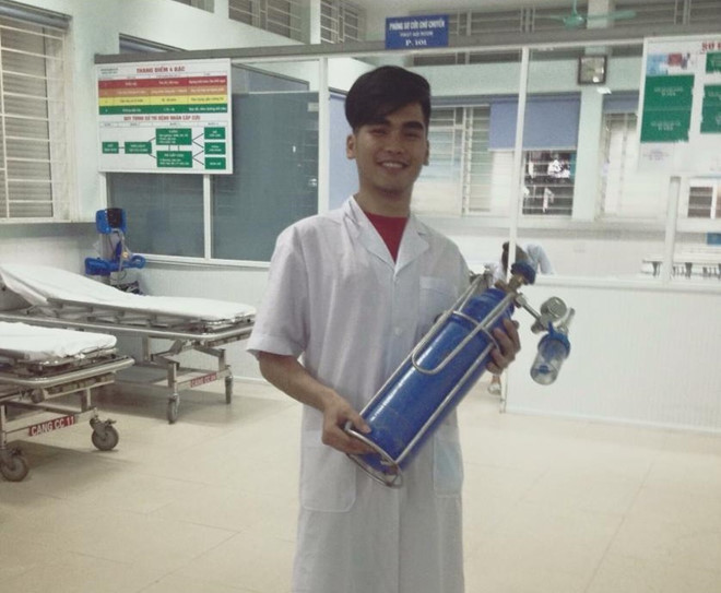 Bác sĩ thực tập đệm đàn cho bệnh nhân hát để thư giãn buổi trưa