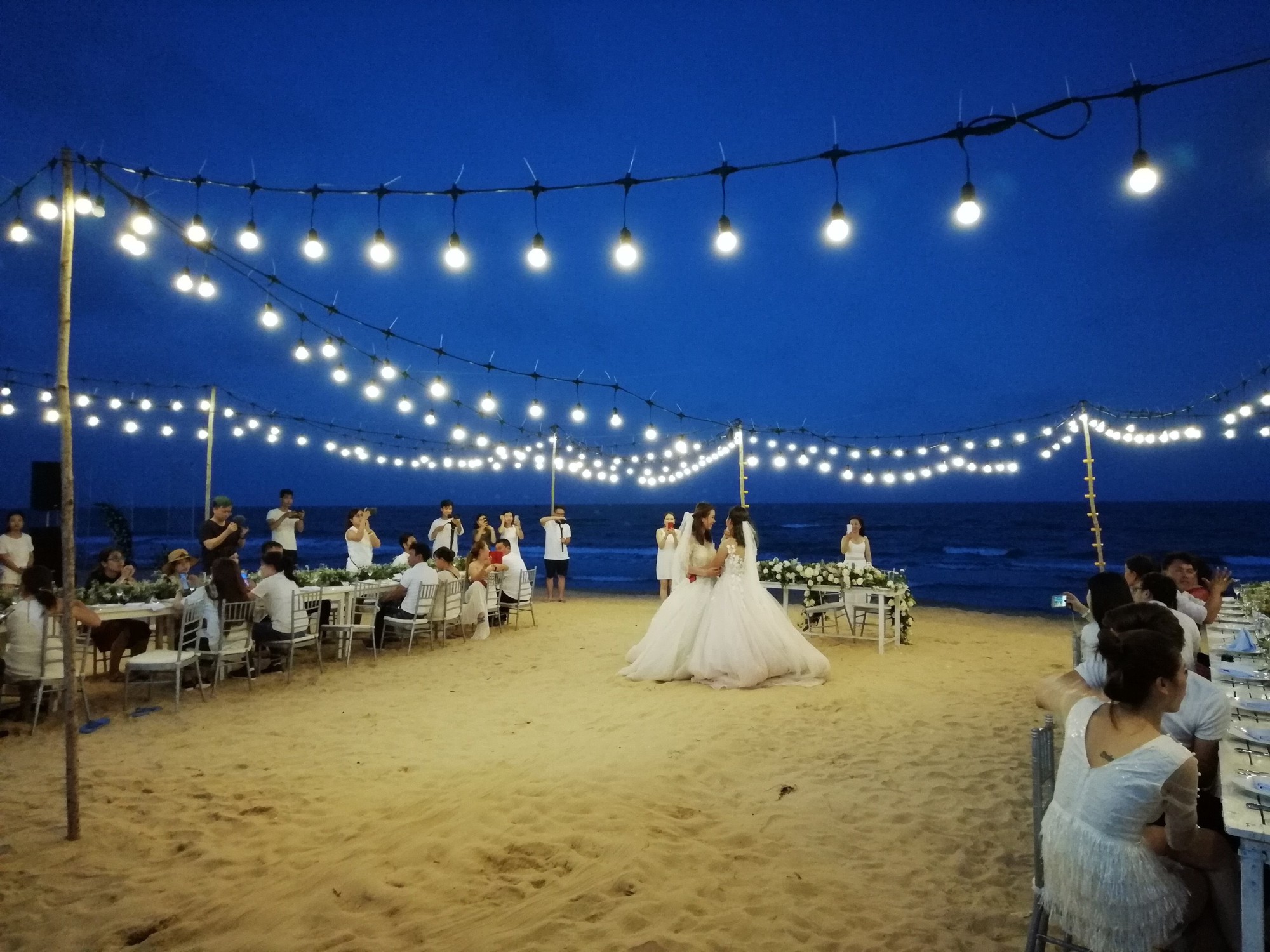 Xúc động đám cưới đồng tính của 2 cô gái từng là tình địch giữa bãi biển thơ mộng và lung linh ở Bình Thuận