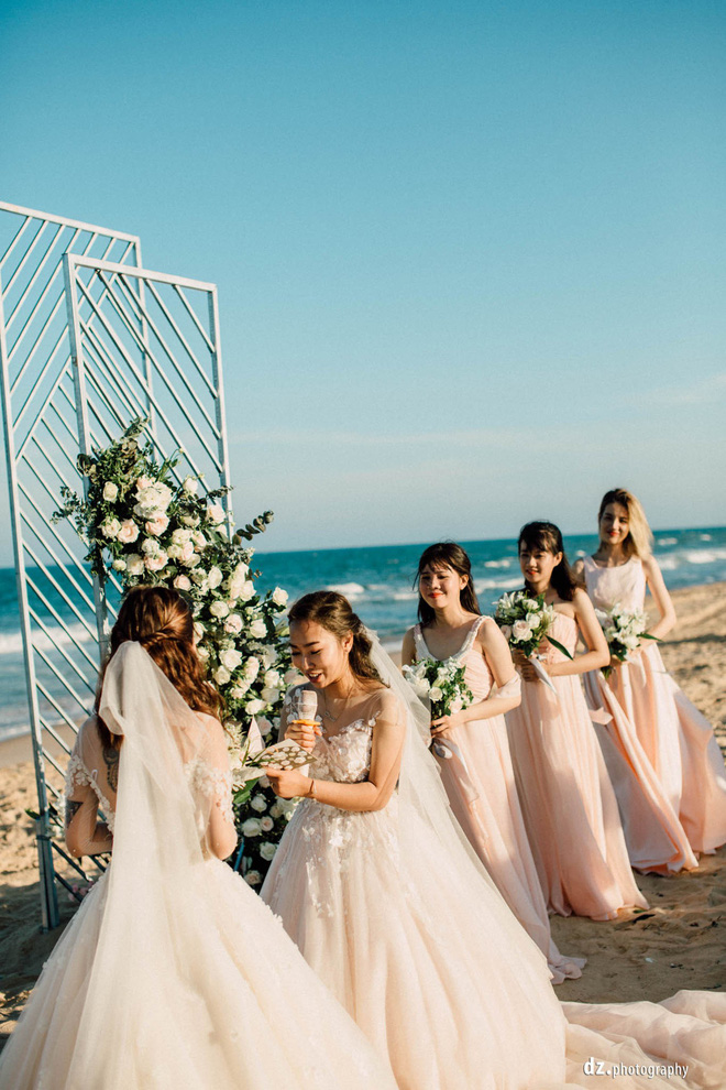 Xúc động đám cưới đồng tính của 2 cô gái từng là tình địch giữa bãi biển thơ mộng và lung linh ở Bình Thuận
