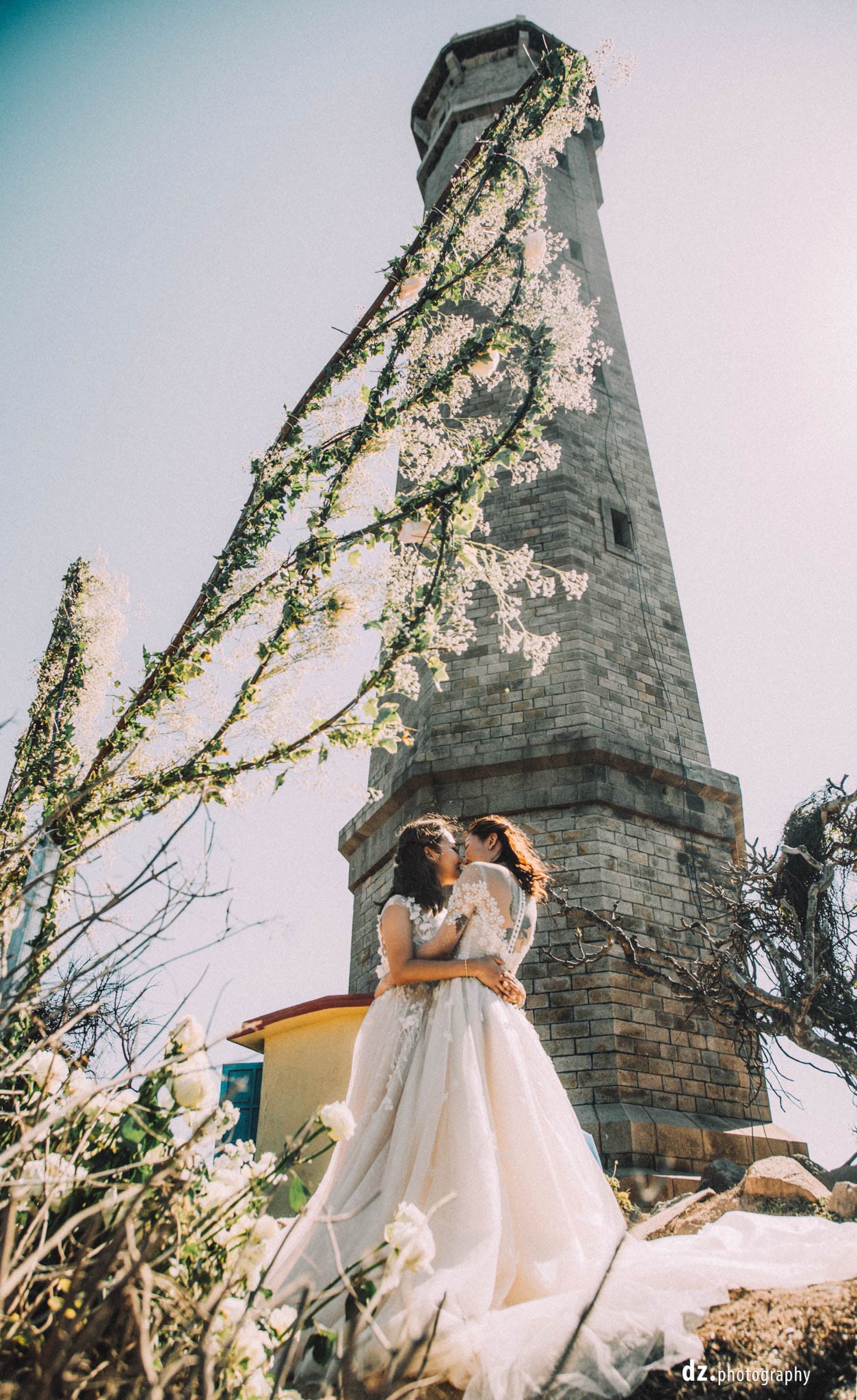 Xúc động đám cưới đồng tính của 2 cô gái từng là tình địch giữa bãi biển thơ mộng và lung linh ở Bình Thuận