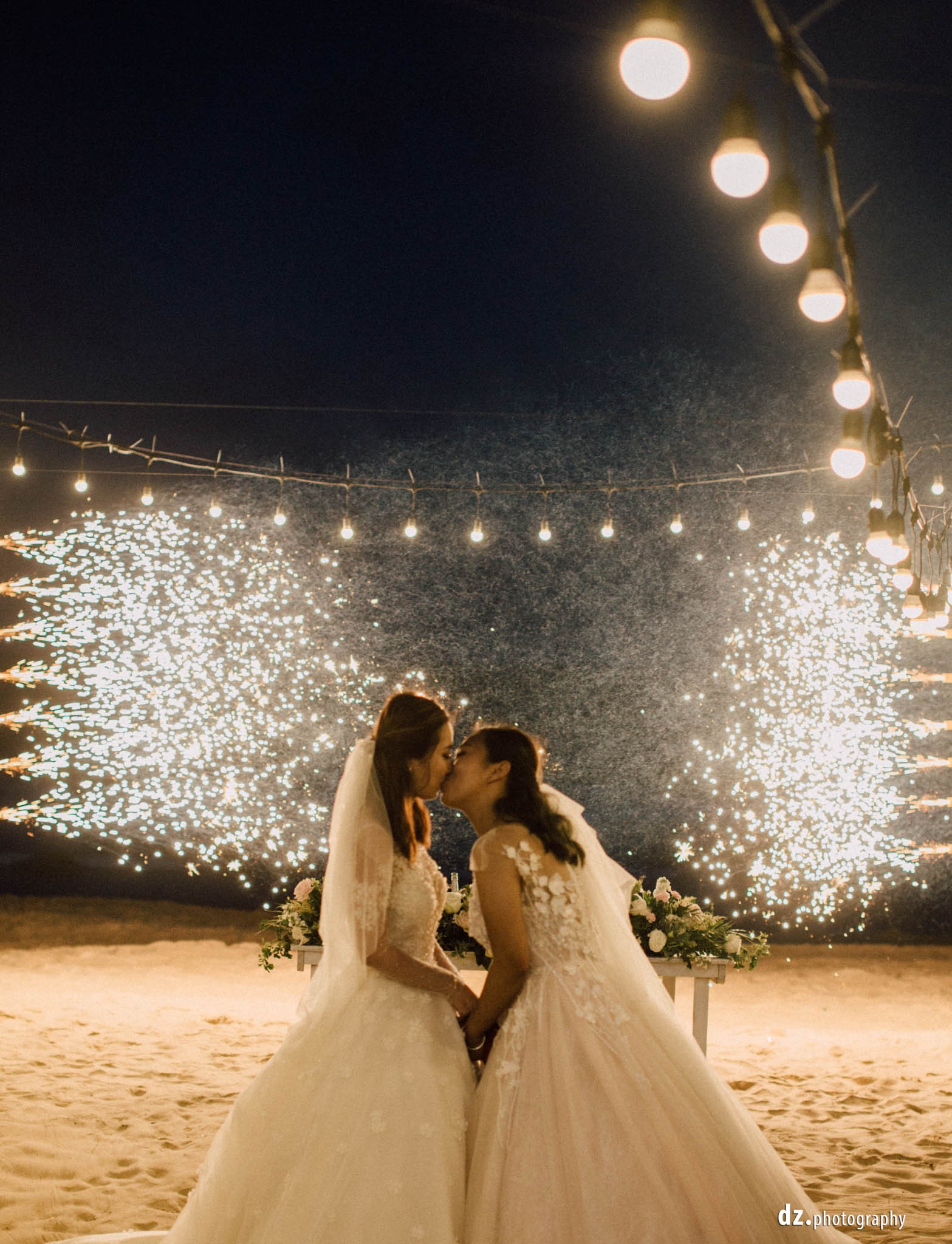 Xúc động đám cưới đồng tính của 2 cô gái từng là tình địch giữa bãi biển thơ mộng và lung linh ở Bình Thuận