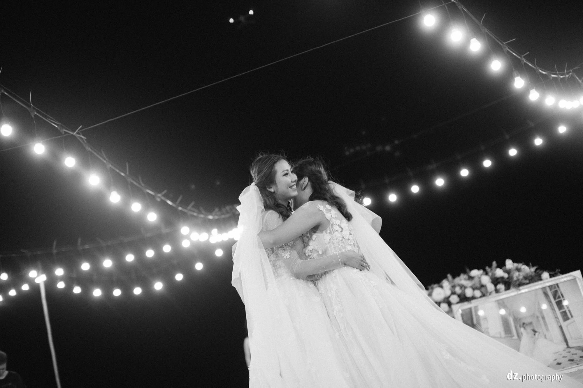 Xúc động đám cưới đồng tính của 2 cô gái từng là tình địch giữa bãi biển thơ mộng và lung linh ở Bình Thuận