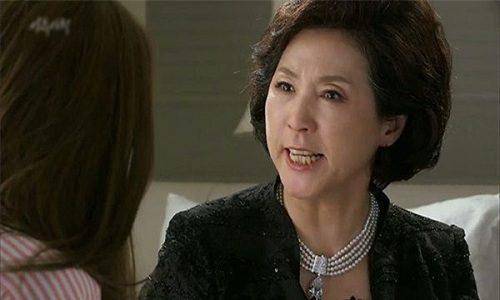 Mẹ chồng suốt ngày so sánh với người yêu cũ, cô vợ trẻ đăng đàn xin cao kiến chị em