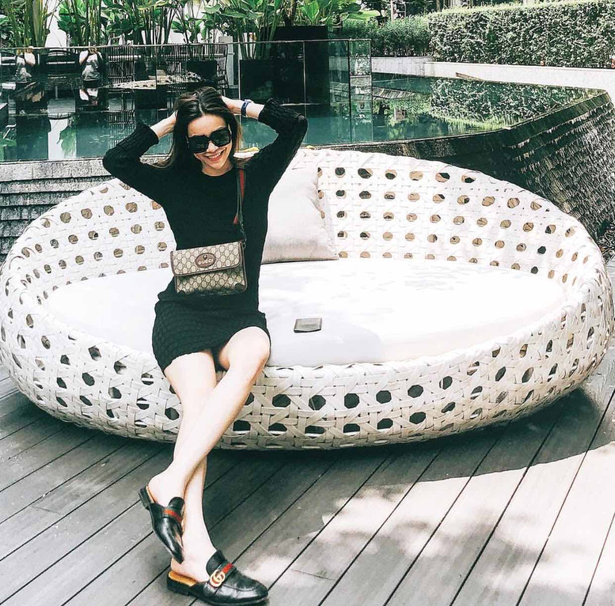 Chán giày cao gót, sao Việt chi hàng chục triệu cho kiểu dép... loẹt quẹt