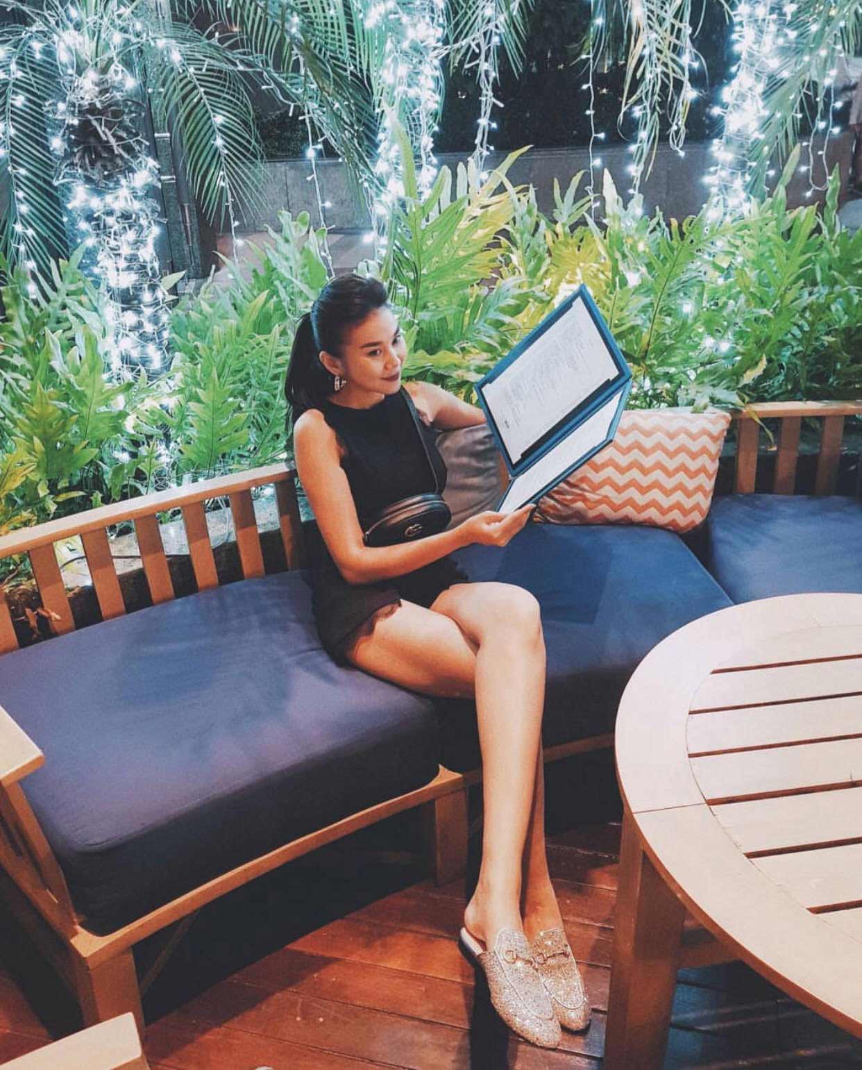 Chán giày cao gót, sao Việt chi hàng chục triệu cho kiểu dép... loẹt quẹt