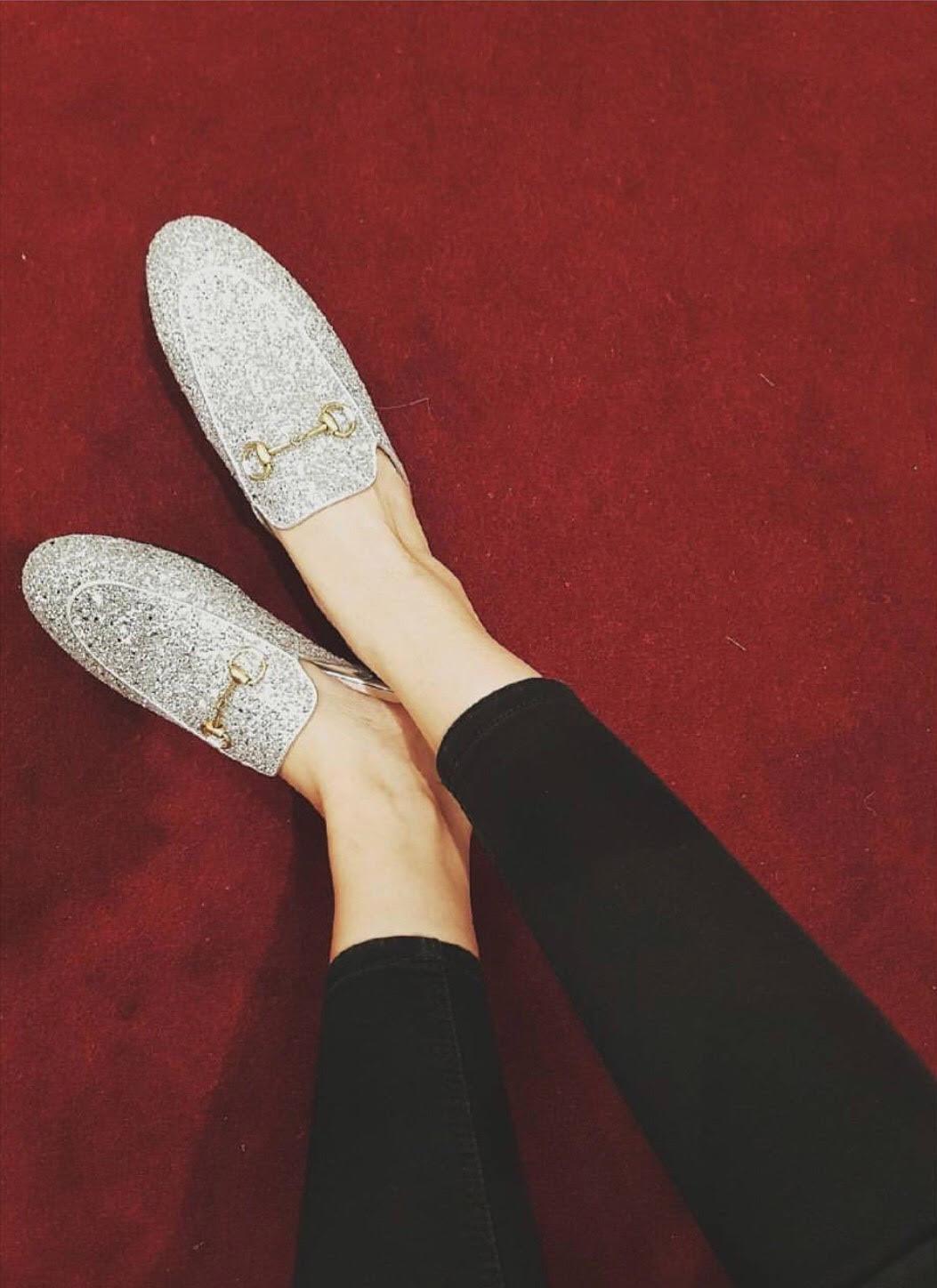 Chán giày cao gót, sao Việt chi hàng chục triệu cho kiểu dép... loẹt quẹt