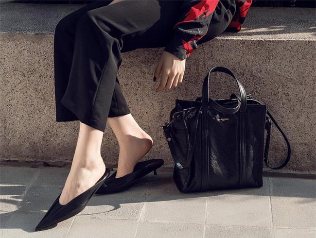 Chán giày cao gót, sao Việt chi hàng chục triệu cho kiểu dép... loẹt quẹt