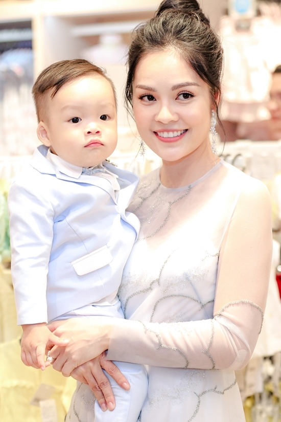 Chồng Tăng Thanh Hà theo sát vợ ở sự kiện