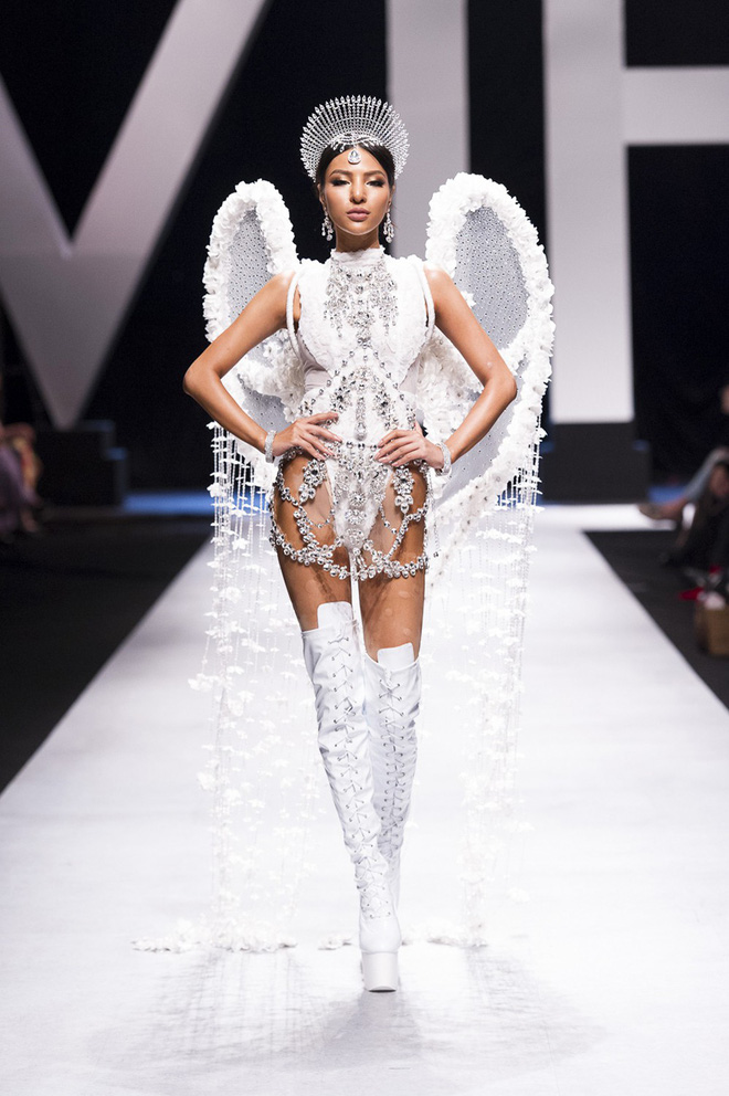 VIFW 2018 ngày 3: Bữa tiệc thời trang ngũ vị hội tụ từ áo dài cho đến váy vóc bay bổng và những thiết kế vương giả VIFW 2018 ngày 3: Bữa tiệc thời trang ngũ vị hội tụ từ áo dài cho đến váy vóc bay bổng và những thiết kế vương giả