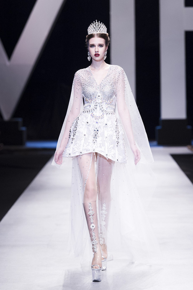 VIFW 2018 ngày 3: Bữa tiệc thời trang ngũ vị hội tụ từ áo dài cho đến váy vóc bay bổng và những thiết kế vương giả VIFW 2018 ngày 3: Bữa tiệc thời trang ngũ vị hội tụ từ áo dài cho đến váy vóc bay bổng và những thiết kế vương giả