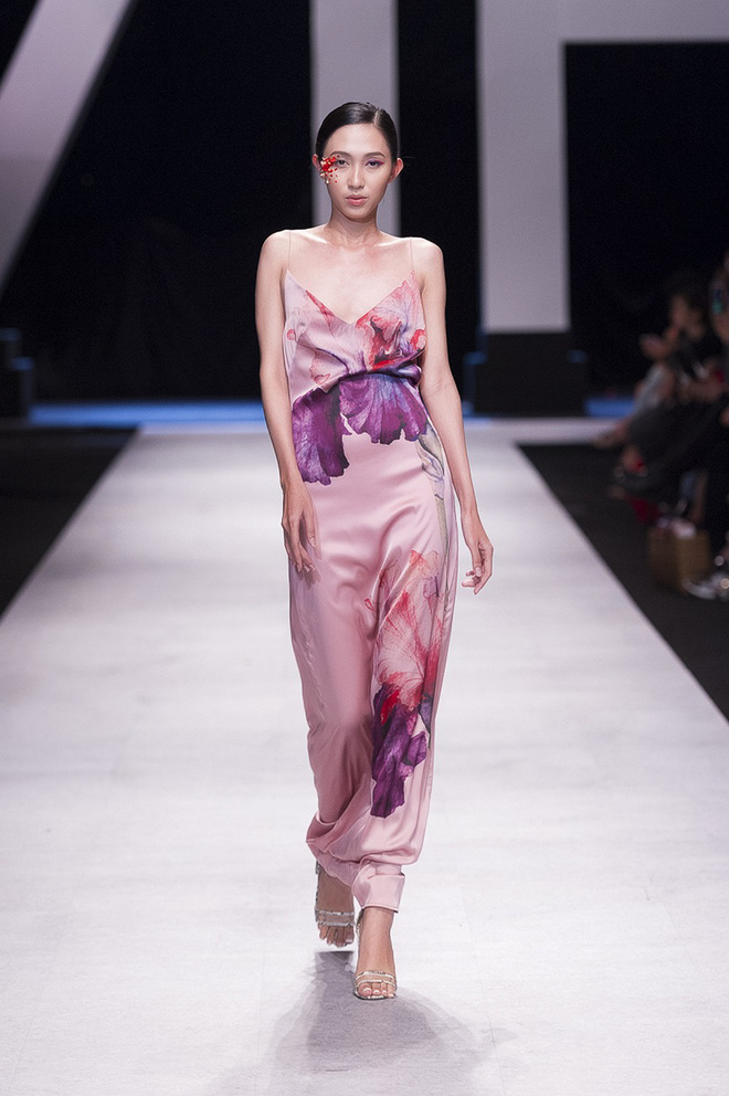 VIFW 2018 ngày 3: Bữa tiệc thời trang ngũ vị hội tụ từ áo dài cho đến váy vóc bay bổng và những thiết kế vương giả VIFW 2018 ngày 3: Bữa tiệc thời trang ngũ vị hội tụ từ áo dài cho đến váy vóc bay bổng và những thiết kế vương giả