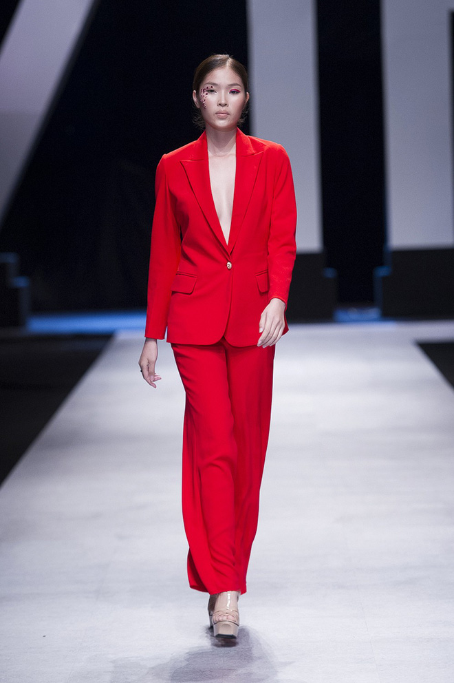 VIFW 2018 ngày 3: Bữa tiệc thời trang ngũ vị hội tụ từ áo dài cho đến váy vóc bay bổng và những thiết kế vương giả VIFW 2018 ngày 3: Bữa tiệc thời trang ngũ vị hội tụ từ áo dài cho đến váy vóc bay bổng và những thiết kế vương giả