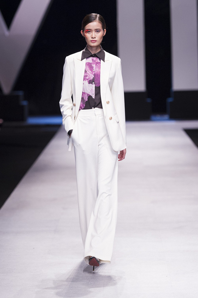 VIFW 2018 ngày 3: Bữa tiệc thời trang ngũ vị hội tụ từ áo dài cho đến váy vóc bay bổng và những thiết kế vương giả VIFW 2018 ngày 3: Bữa tiệc thời trang ngũ vị hội tụ từ áo dài cho đến váy vóc bay bổng và những thiết kế vương giả