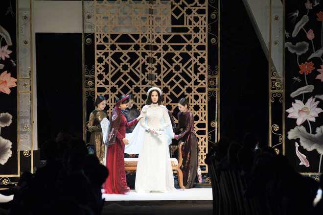 VIFW 2018 ngày 3: Bữa tiệc thời trang ngũ vị hội tụ từ áo dài cho đến váy vóc bay bổng và những thiết kế vương giả VIFW 2018 ngày 3: Bữa tiệc thời trang ngũ vị hội tụ từ áo dài cho đến váy vóc bay bổng và những thiết kế vương giả