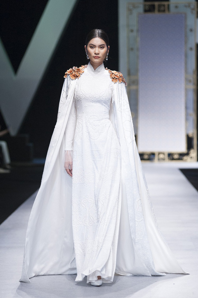 VIFW 2018 ngày 3: Bữa tiệc thời trang ngũ vị hội tụ từ áo dài cho đến váy vóc bay bổng và những thiết kế vương giả VIFW 2018 ngày 3: Bữa tiệc thời trang ngũ vị hội tụ từ áo dài cho đến váy vóc bay bổng và những thiết kế vương giả
