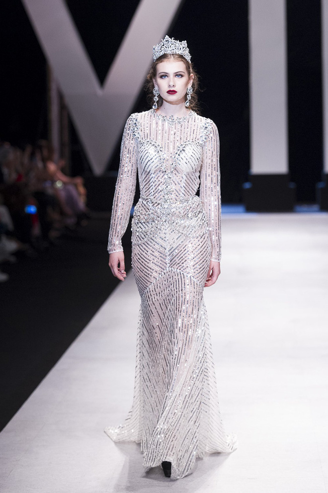 VIFW 2018 ngày 3: Bữa tiệc thời trang ngũ vị hội tụ từ áo dài cho đến váy vóc bay bổng và những thiết kế vương giả VIFW 2018 ngày 3: Bữa tiệc thời trang ngũ vị hội tụ từ áo dài cho đến váy vóc bay bổng và những thiết kế vương giả